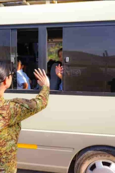La ministra, el uniforme y la lección que Bukele parece no haber aprendido: la soberanía no se negocia con regalos