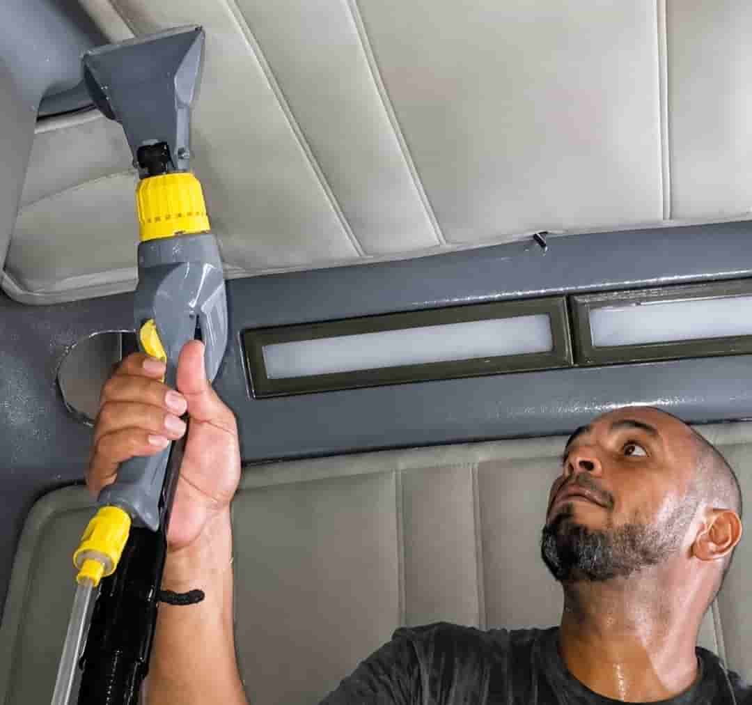 Del polvo a los sueños: el emprendimiento que limpia muebles, vehículos y se construye un futuro