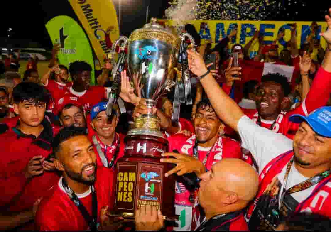 Estrella Roja remonta, aplasta al Hondupino y escribe su página más gloriosa