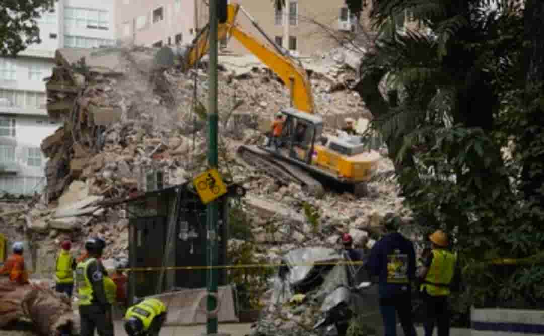 VENEZUELA LLORA A MÁS DE 1,430 MUERTOS Y BUSCA A 50,000 DESAPARECIDOS BAJO LOS ESCOMBROS