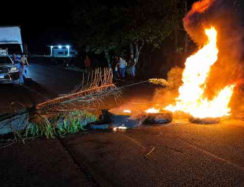 Tepusteca estalla por los apagones y pobladores se toman la carretera RN-23