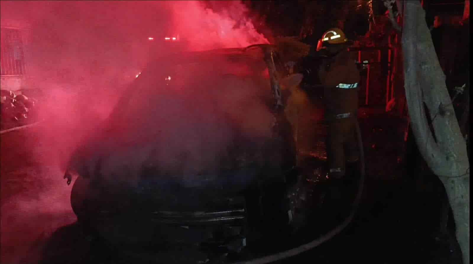 Incendio consume una camioneta en la colonia Mauro González de Olanchito; no se reportan personas heridas