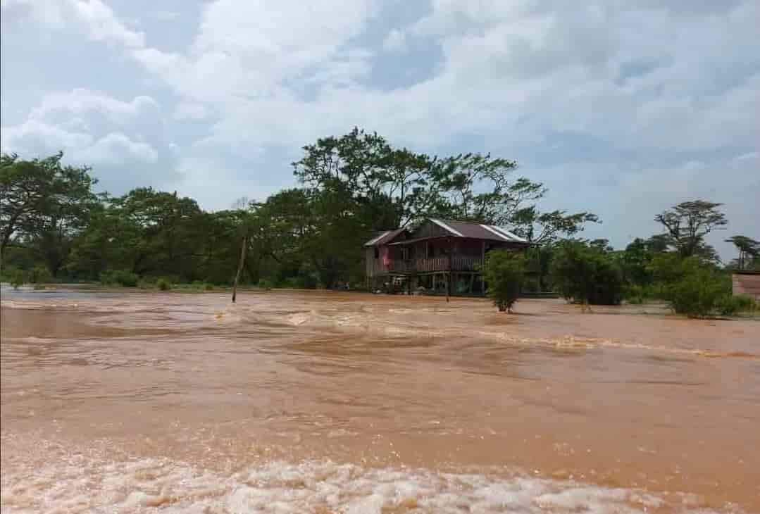 Río Patuca inunda viviendas y mantiene aisladas comunidades en Gracias a Dios