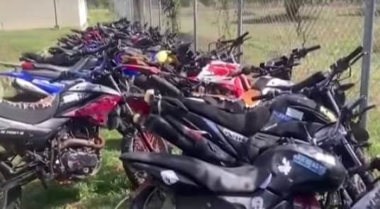Más de 300 motocicletas decomisadas permanecen abandonadas en predios policiales de Olanchito