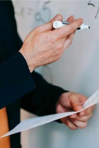 El país que exige tanto al maestro, ¿qué le está enseñando?