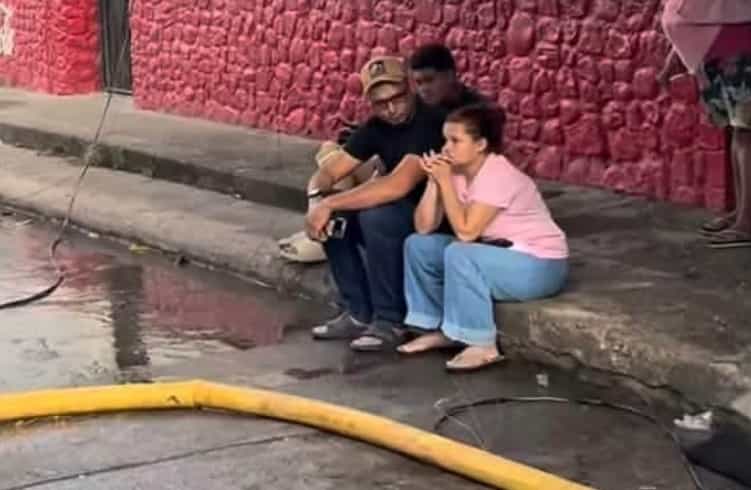 En la acera donde celebró su tienda, Samara Nayeli Vallecillo contempla las cenizas y promete volver
